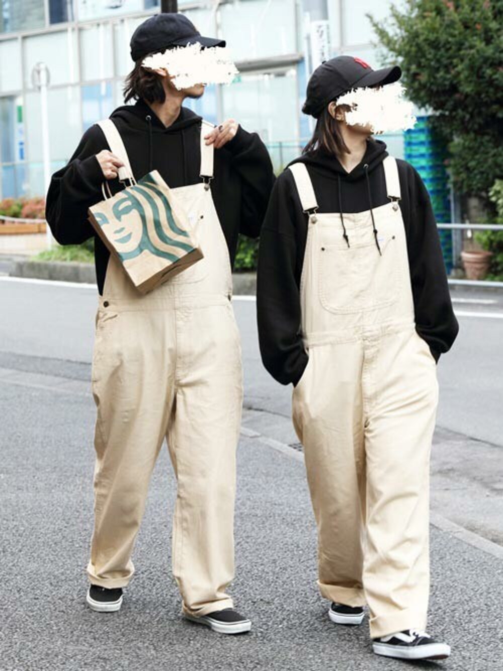 ブラック系のパーカー、ベージュ系のサロペット/オーバーオールを着用したメンズの春コーディネートの1枚目の写真