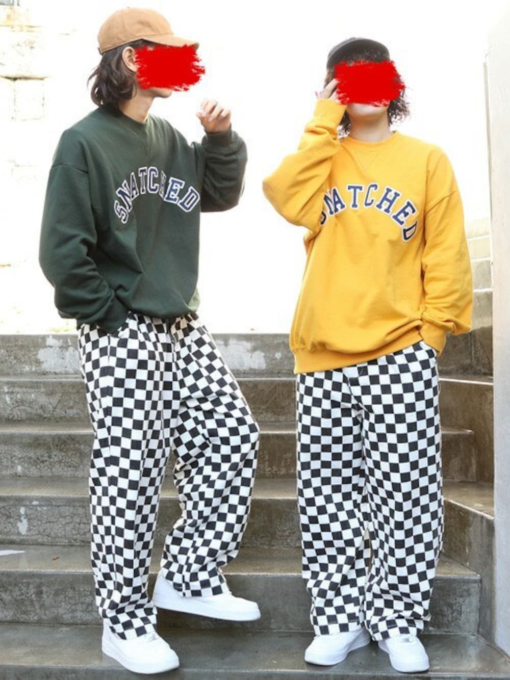 グリーン系のスウェット、ブラック系のデニムパンツ、イエロー系のキャップを着用したメンズの春コーディネートの1枚目の写真