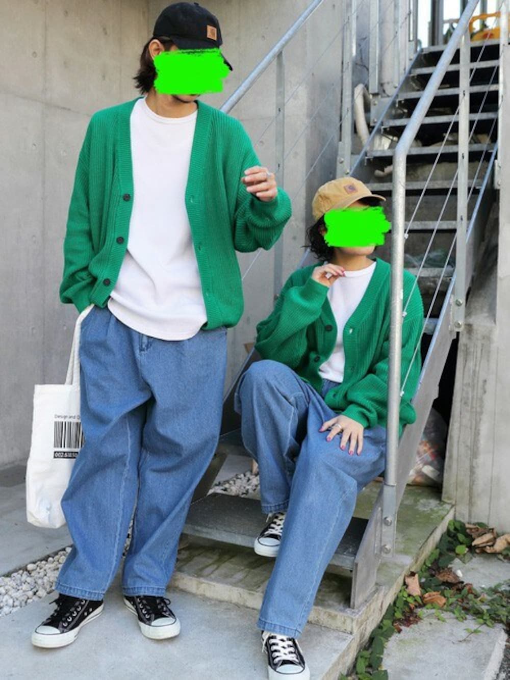 ホワイト系のTシャツ/カットソー、グリーン系のカーディガン/ボレロ、ブルー系のデニムパンツを着用したメンズの春コーディネートの1枚目の写真