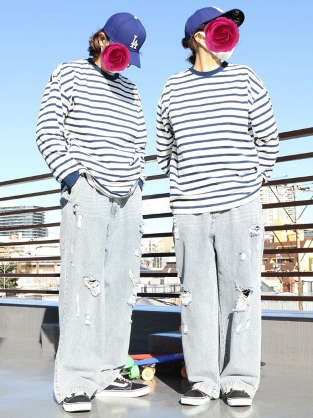 ホワイト系のTシャツ/カットソー、ブルー系のデニムパンツを着用したメンズの春コーディネートの1枚目の写真