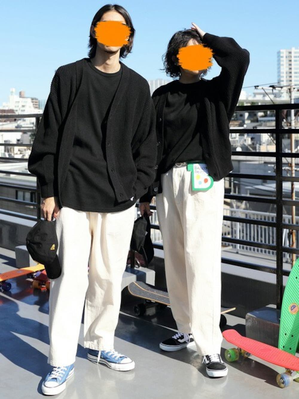 ブラック系のカーディガン/ボレロ、ブラック系のTシャツ/カットソー、ホワイト系のデニムパンツを着用したメンズの春コーディネートの1枚目の写真