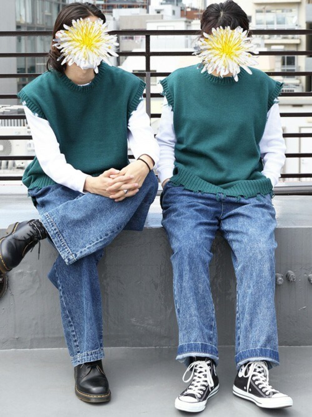 ホワイト系のTシャツ/カットソー、グリーン系のベスト、ブルー系のデニムパンツを着用したメンズの春コーディネートの1枚目の写真