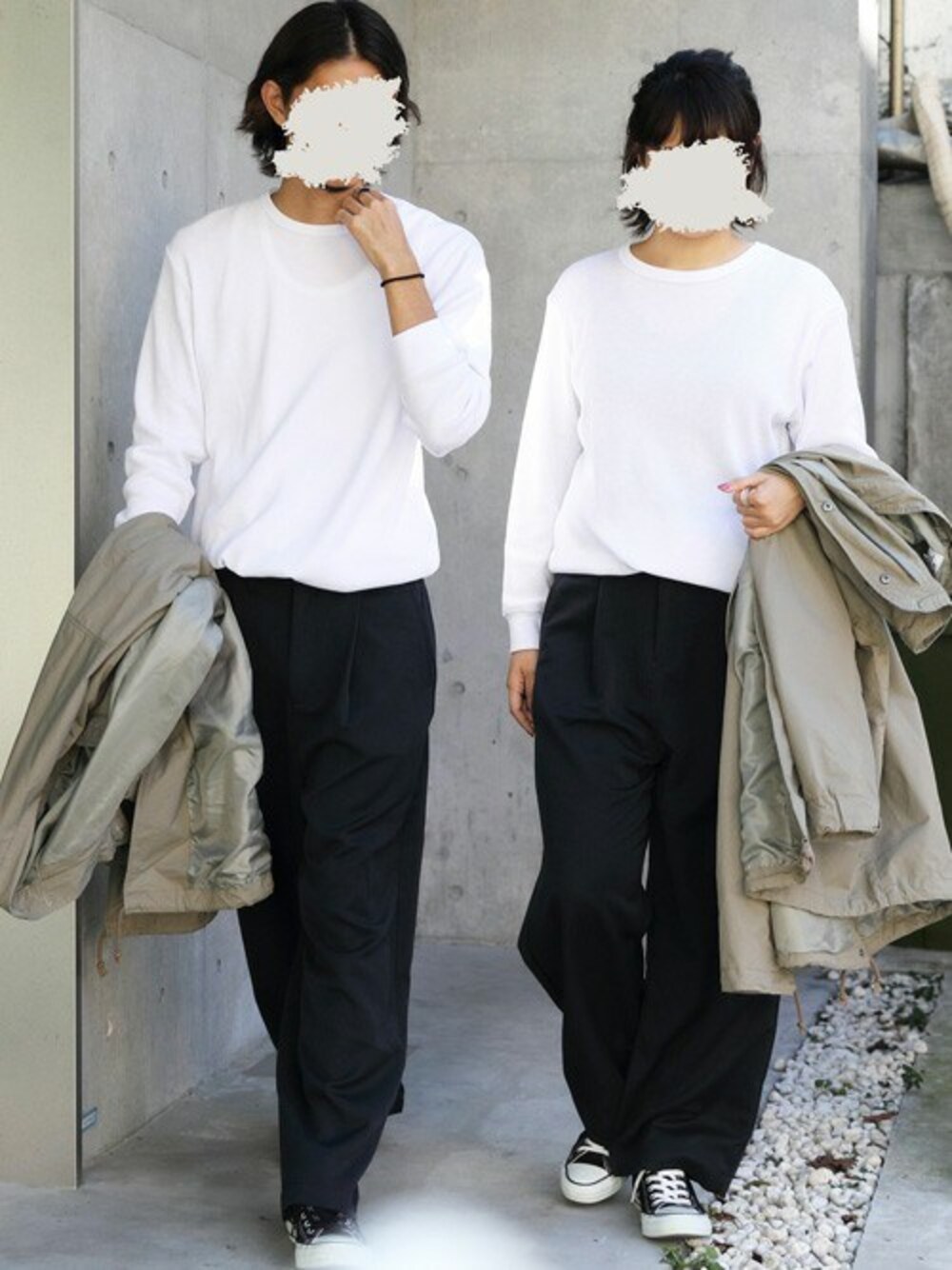 ホワイト系のタンクトップ、ホワイト系のTシャツ/カットソー、ベージュ系のモッズコートを着用したメンズの春コーディネートの1枚目の写真