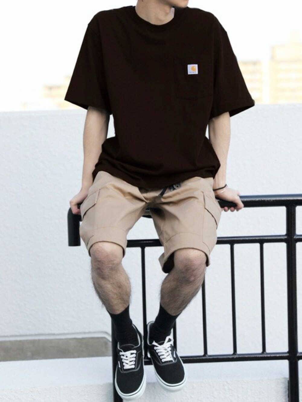 ブラウン系のTシャツ/カットソー、ベージュ系のカーゴパンツを着用したメンズの春コーディネートの1枚目の写真