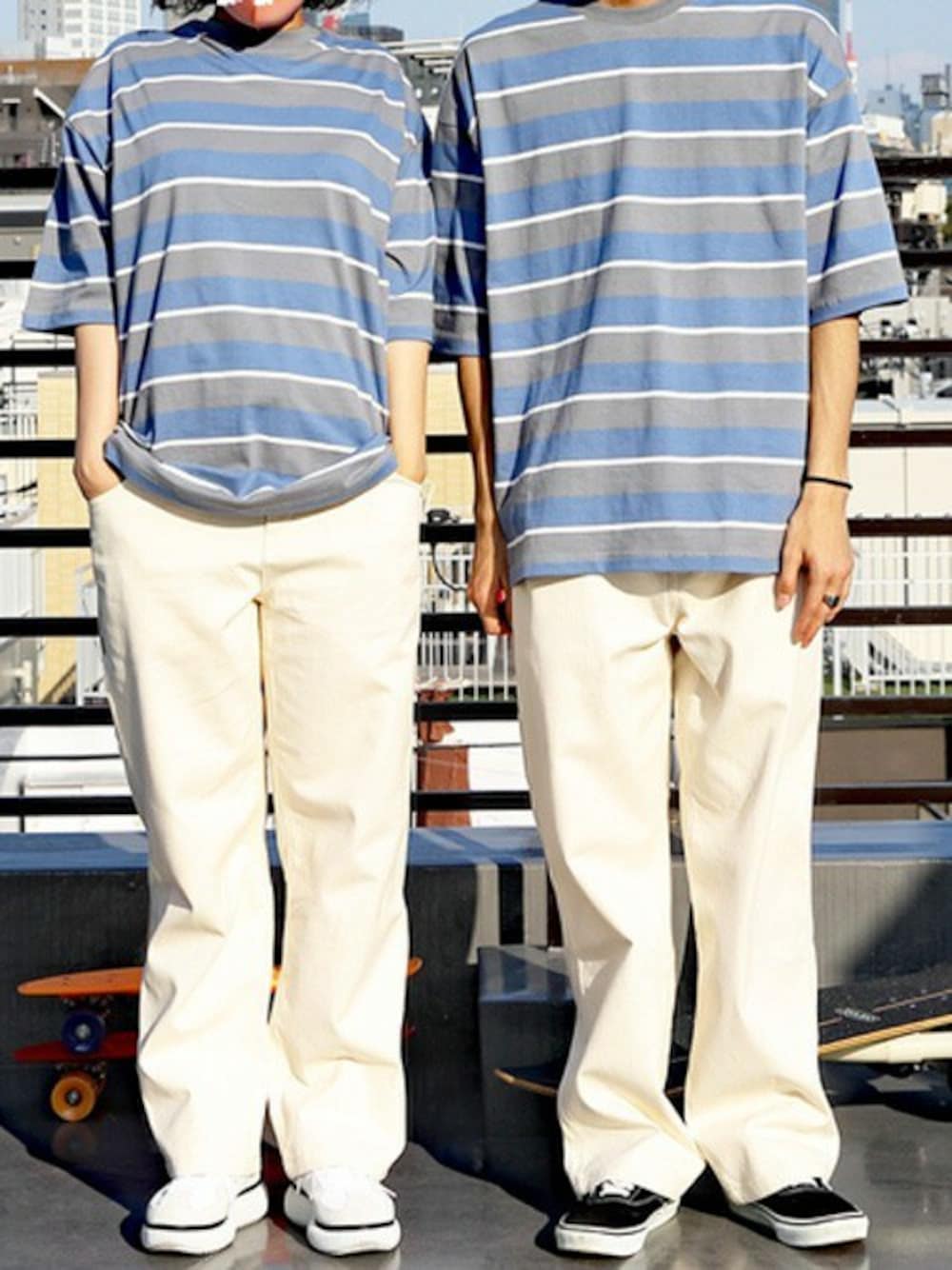 グレー系のTシャツ/カットソー、ホワイト系のデニムパンツを着用したメンズの春コーディネートの1枚目の写真