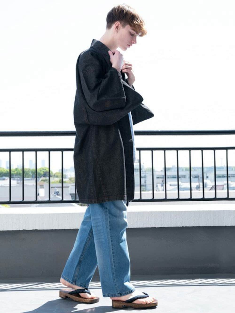 ブルー系のTシャツ/カットソー、ブルー系のデニムパンツ、ブラック系の浴衣を着用したメンズの春コーディネートの1枚目の写真