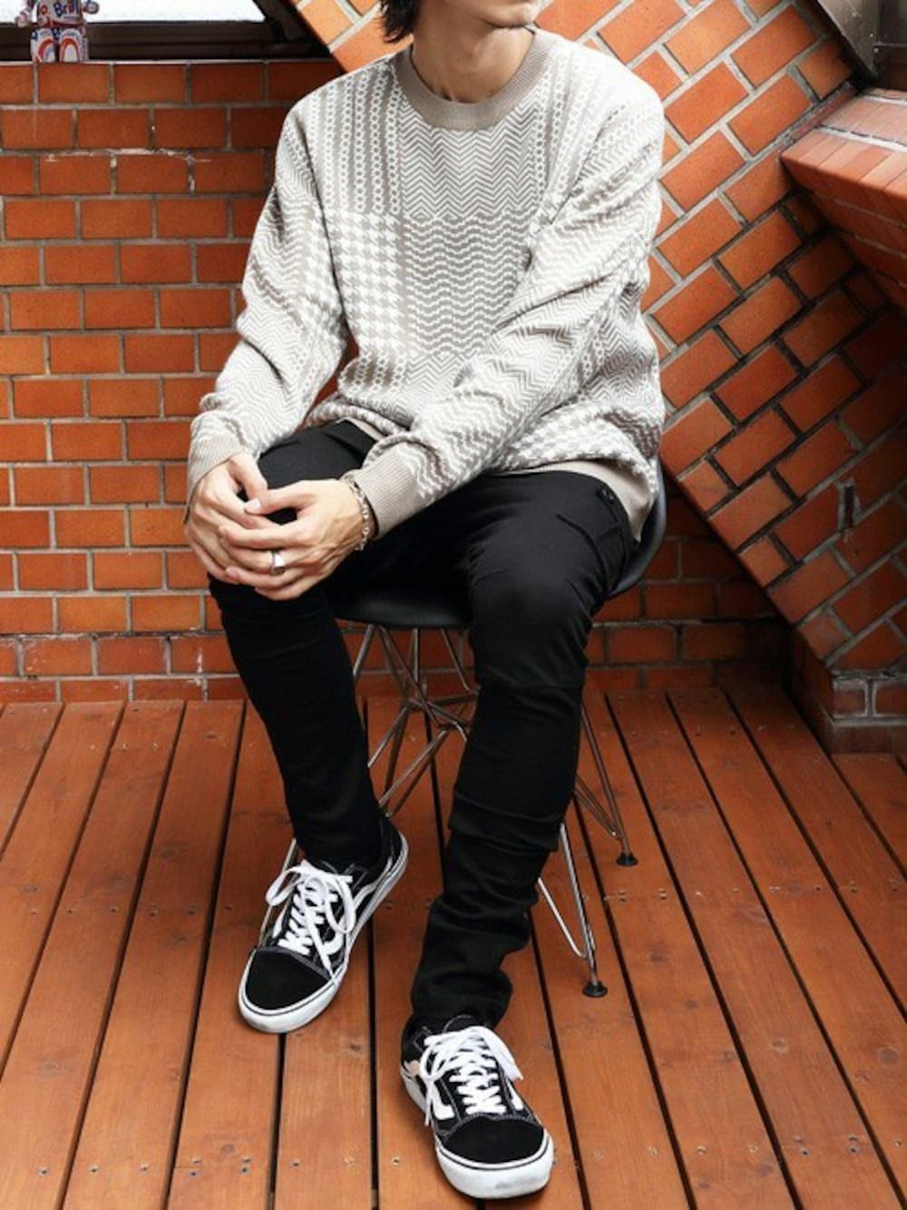 ベージュ系のニット/セーター、ブラック系のカーゴパンツを着用したメンズの夏コーディネートの1枚目の写真