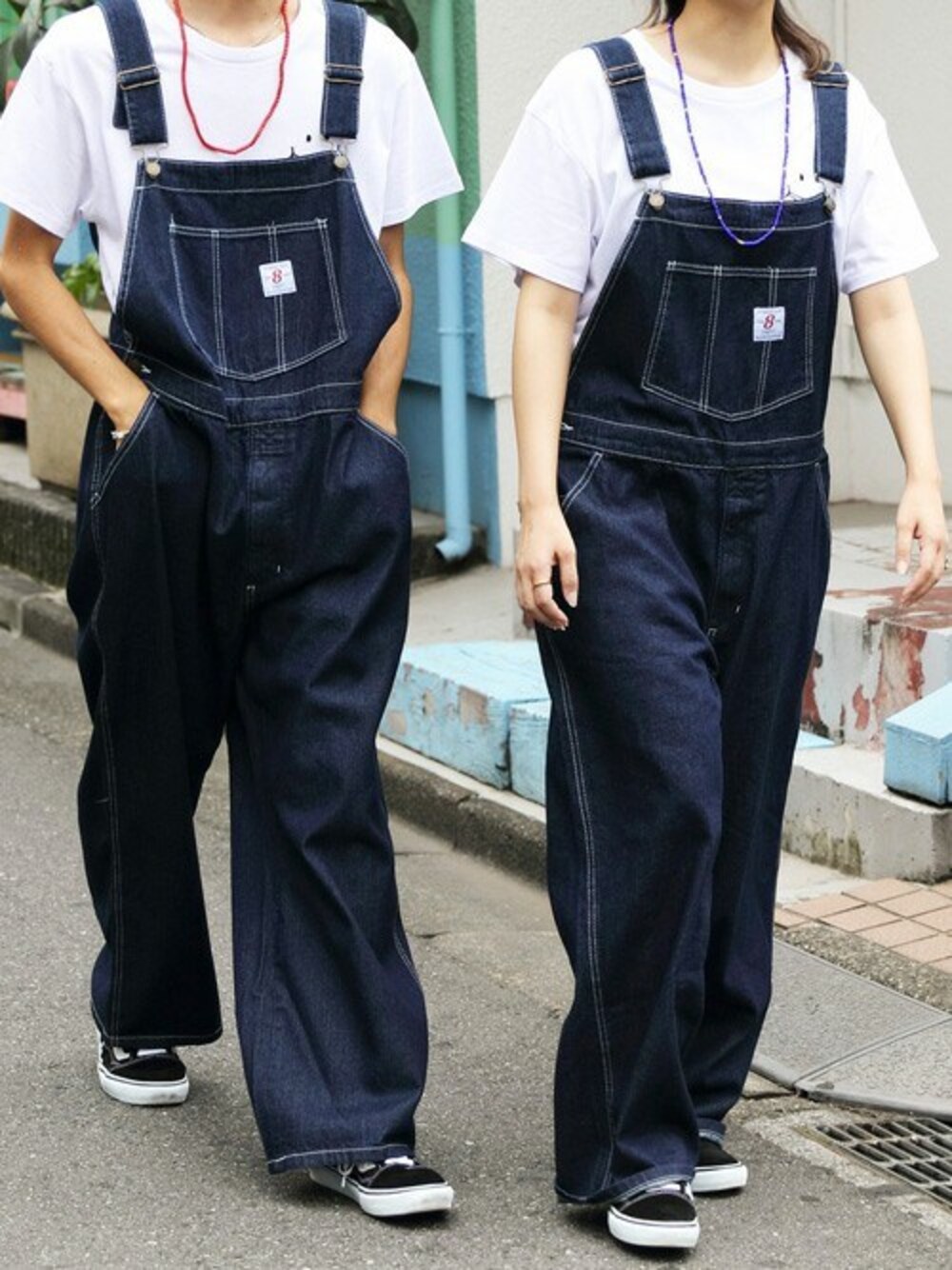 ブルー系のサロペット/オーバーオール、ホワイト系のTシャツ/カットソーを着用したメンズの夏コーディネートの1枚目の写真