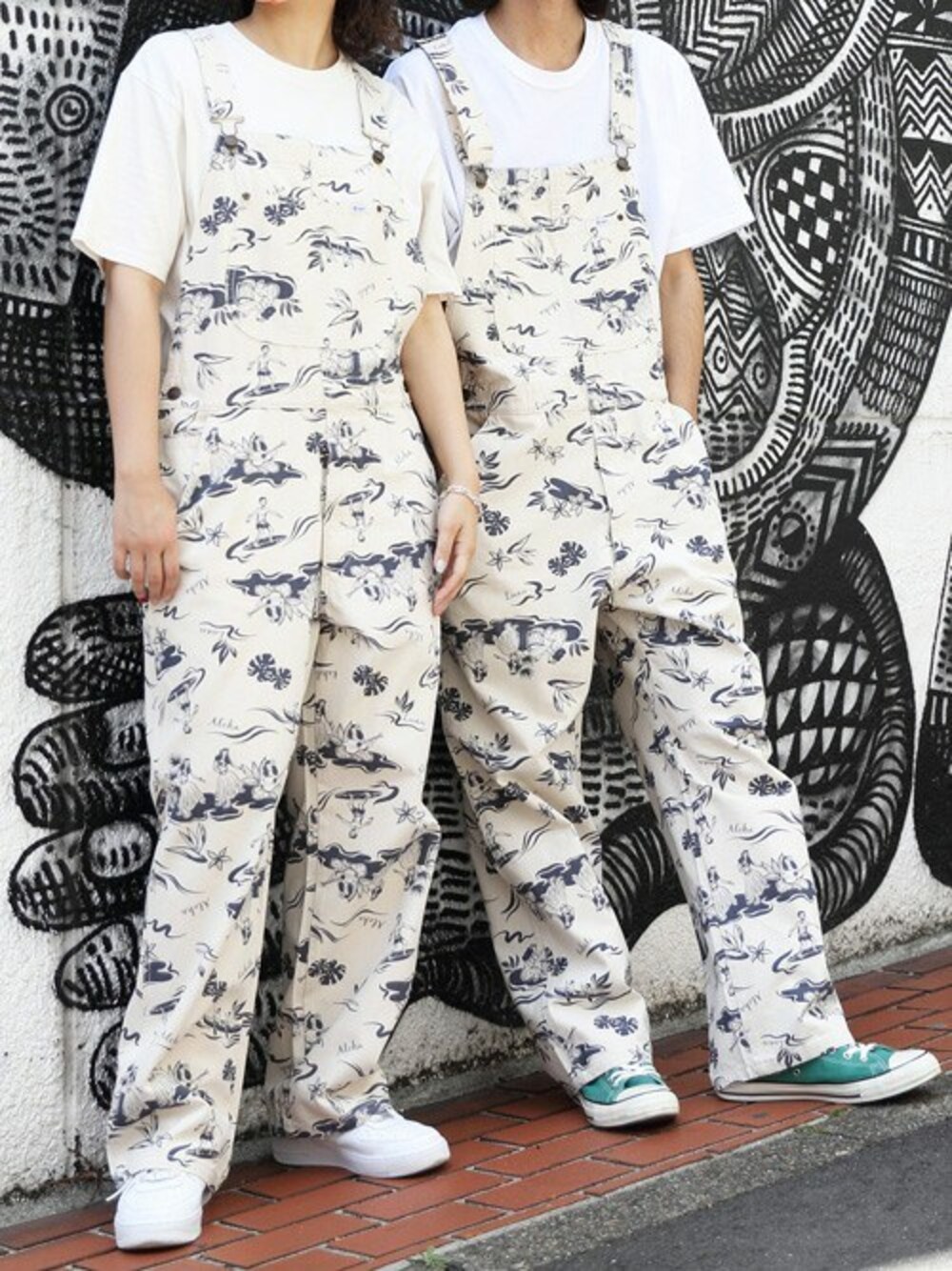 ホワイト系のTシャツ/カットソー、ホワイト系のサロペット/オーバーオールを着用したメンズの夏コーディネートの1枚目の写真