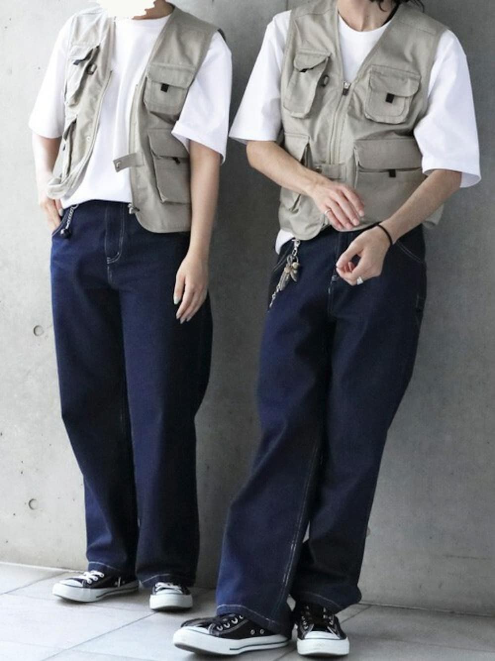 ホワイト系のTシャツ/カットソー、ベージュ系のベスト、ブルー系のデニムパンツを着用したメンズの夏コーディネートの1枚目の写真