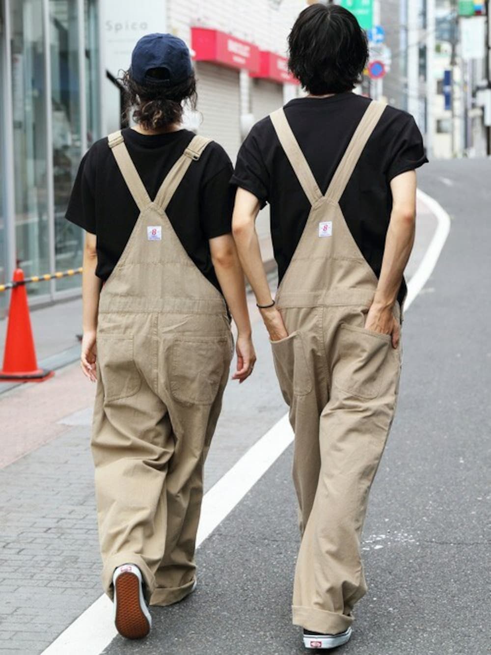 ブラック系のTシャツ/カットソー、ブラウン系のサロペット/オーバーオールを着用したメンズの秋コーディネートの1枚目の写真