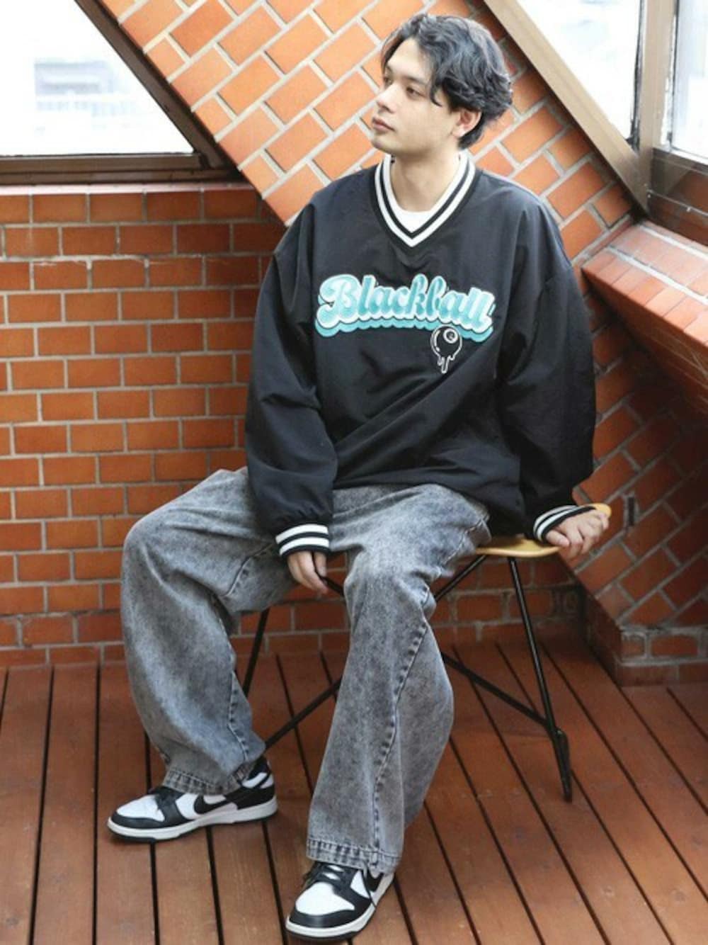 ブラック系のナイロンジャケット、ブラック系のデニムパンツを着用したメンズの冬コーディネートの1枚目の写真