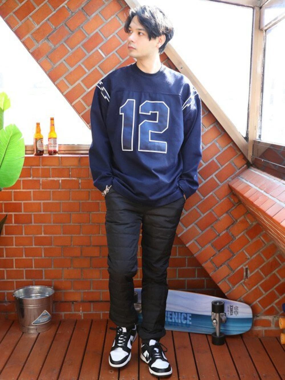 ブラック系のスウェットパンツを着用したメンズの冬コーディネートの1枚目の写真