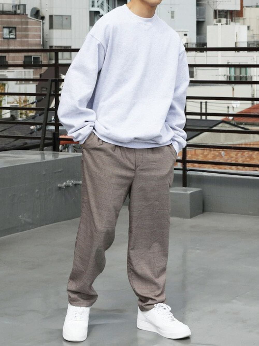 グレー系のスウェットを着用したメンズの春コーディネートの1枚目の写真