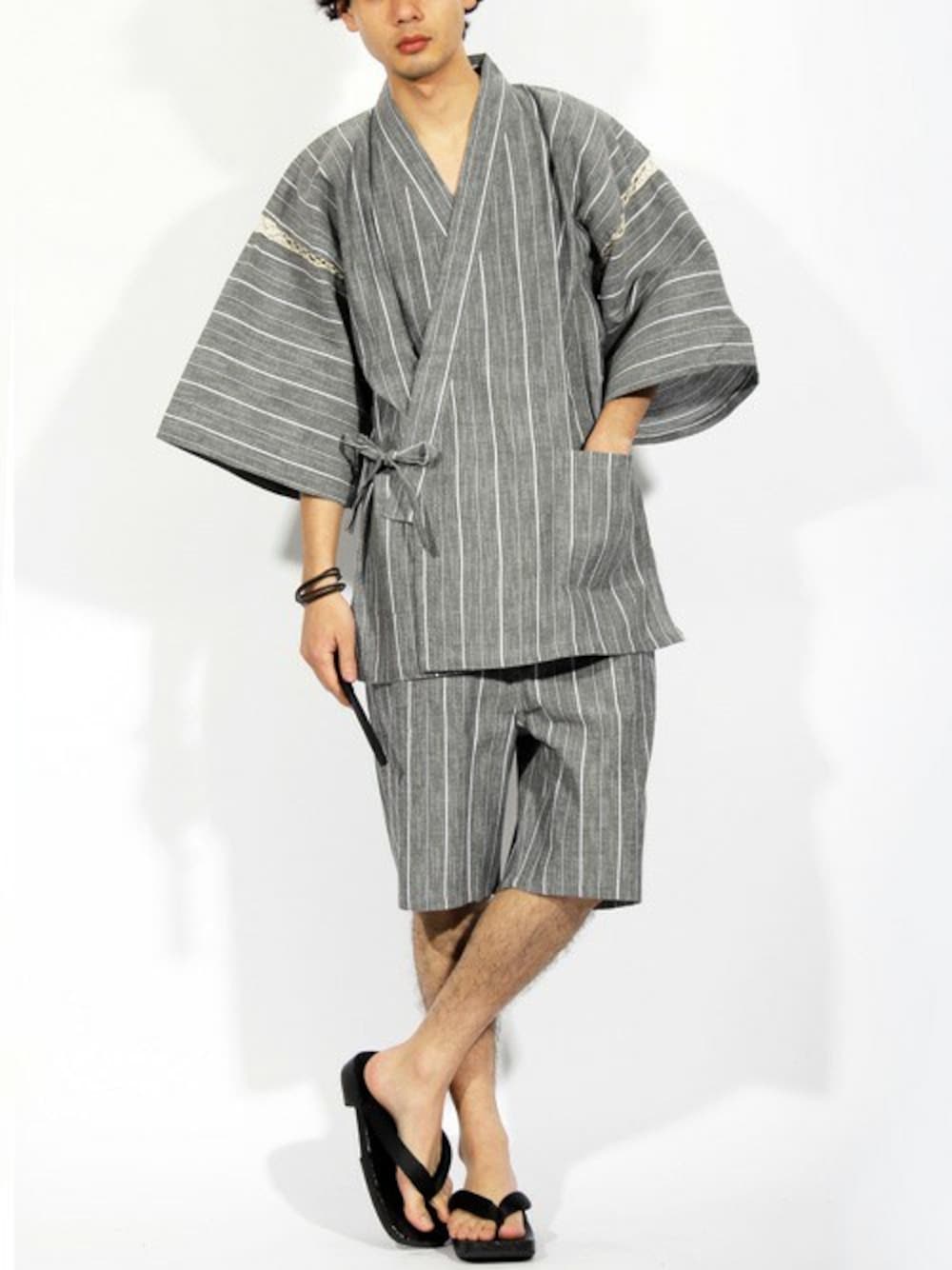 グレー系の浴衣、ブラック系の和装小物を着用したメンズの夏コーディネートの1枚目の写真