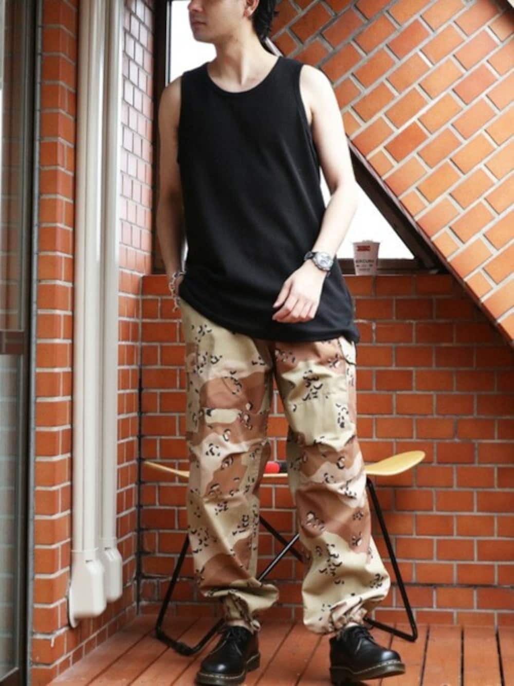 ブラウン系のカーゴパンツを着用したメンズの冬コーディネートの1枚目の写真