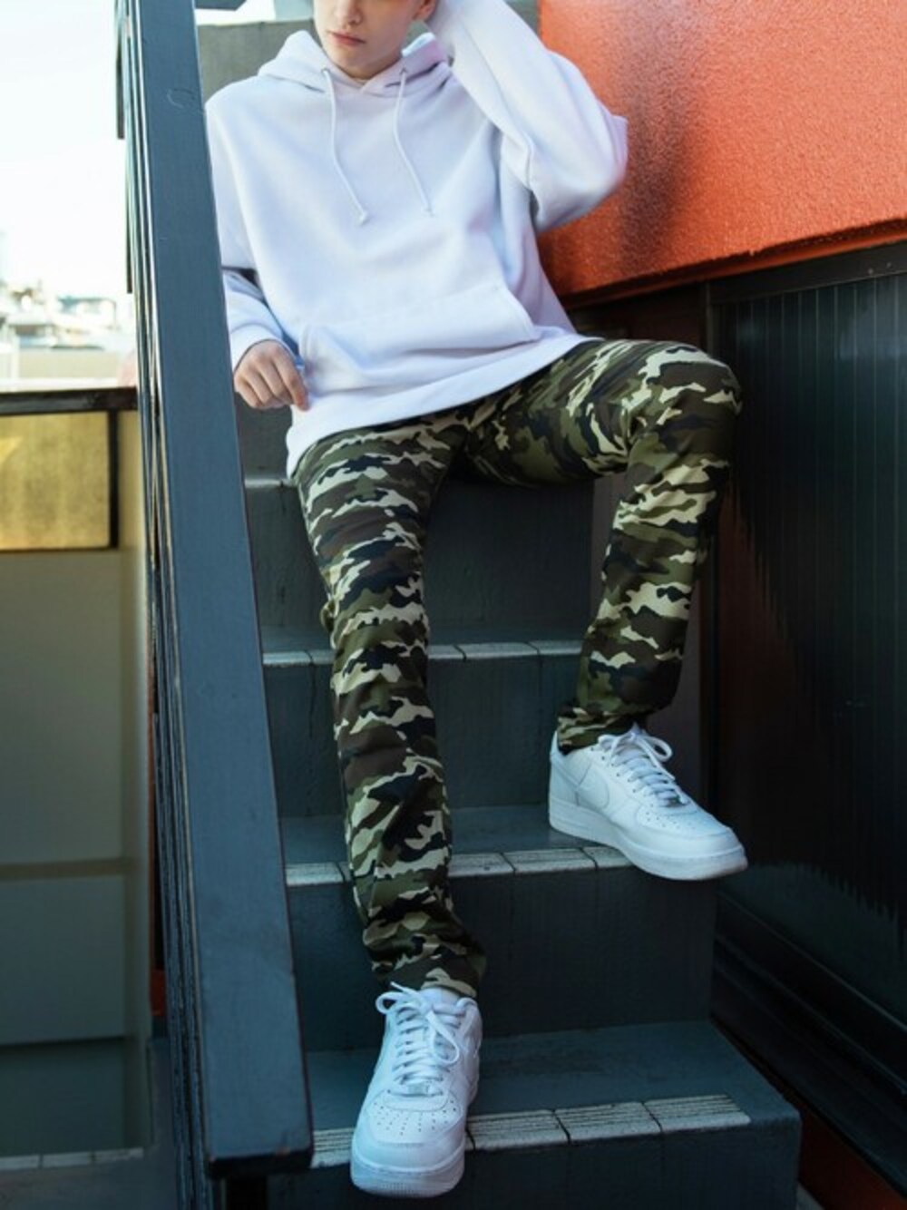 その他のチノパンツを着用したメンズの春コーディネートの1枚目の写真