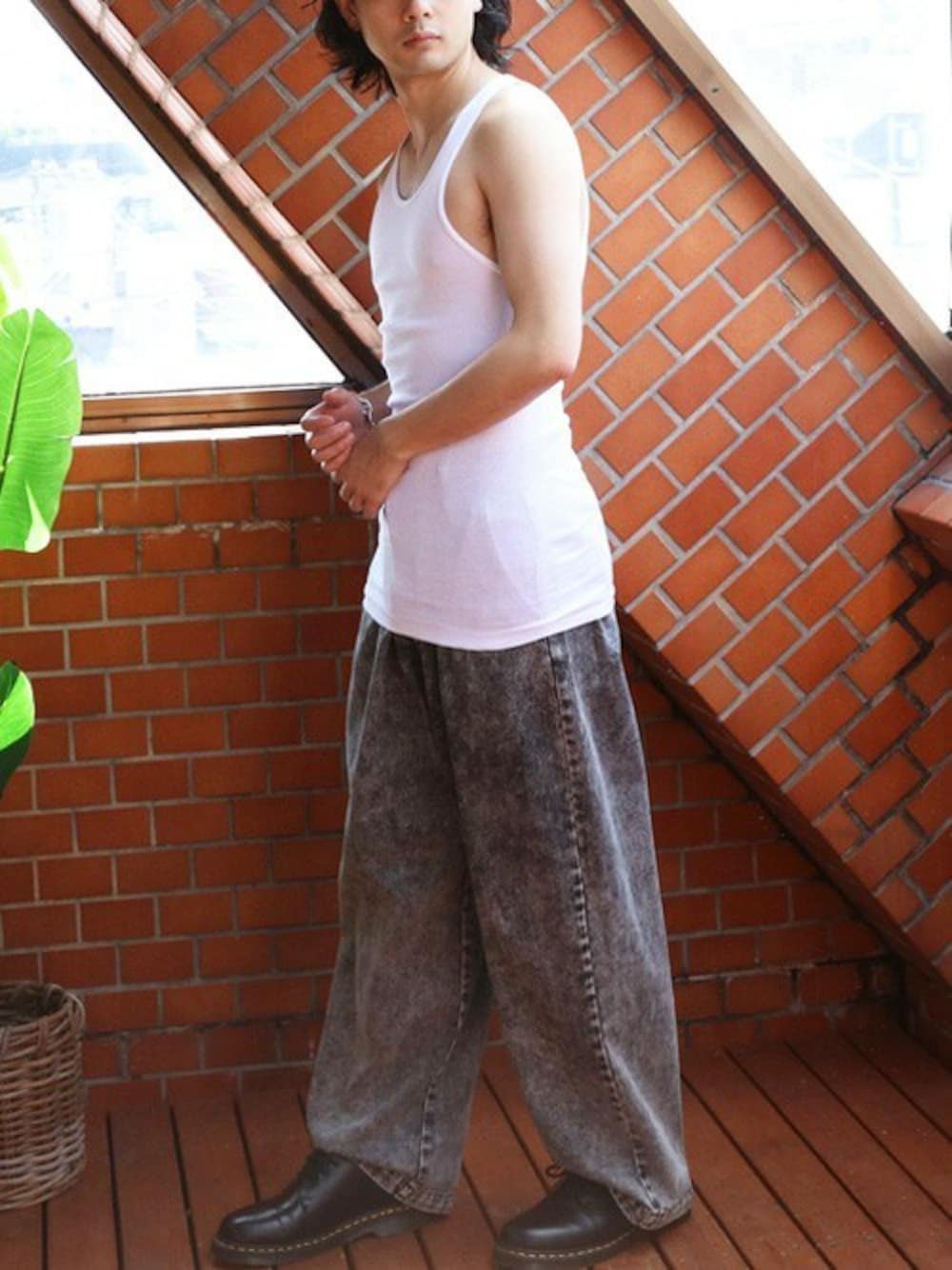 ホワイト系のタンクトップを着用したメンズの夏コーディネートの1枚目の写真