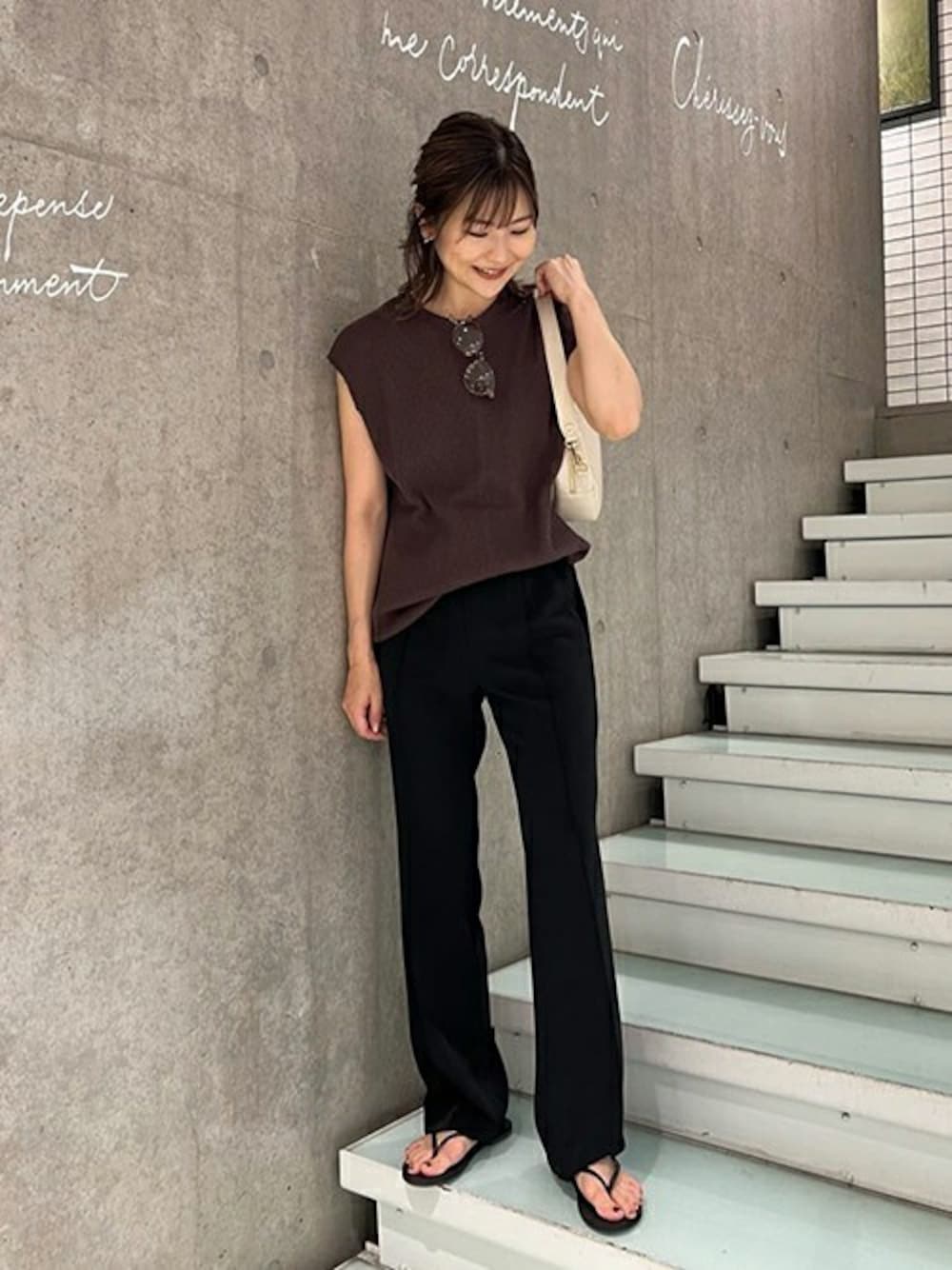 ブラウン系のTシャツ/カットソー、ブラック系のその他パンツ、ブラック系のサンダルを着用したレディースの夏コーディネートの1枚目の写真