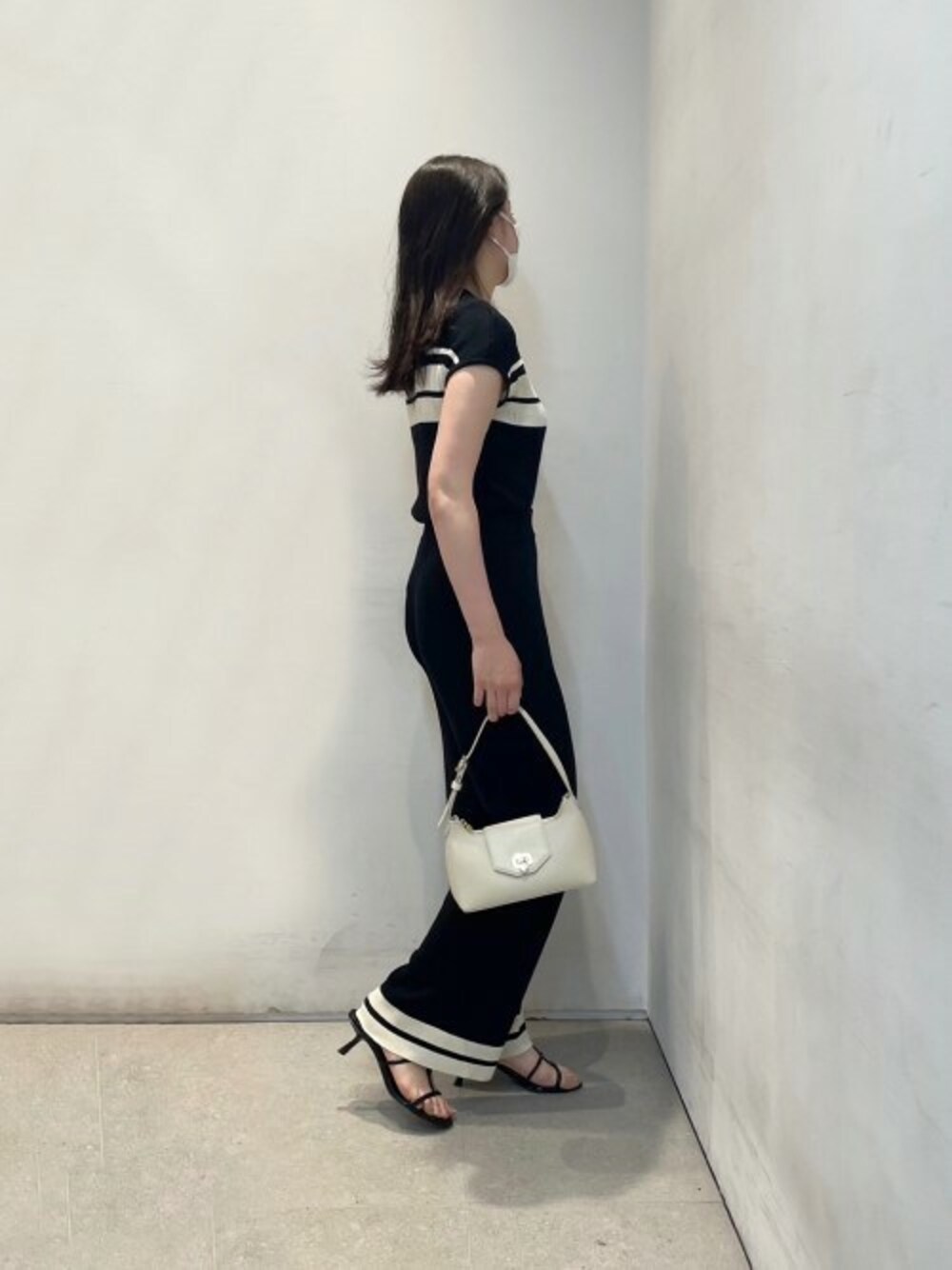 ベージュ系のショルダーバッグを着用したレディースの夏コーディネートの1枚目の写真