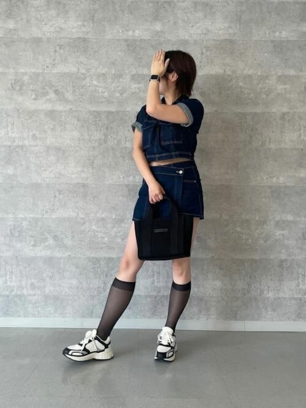 ブラック系のスニーカー、ブラック系のトートバッグを着用したレディースの夏コーディネートの1枚目の写真