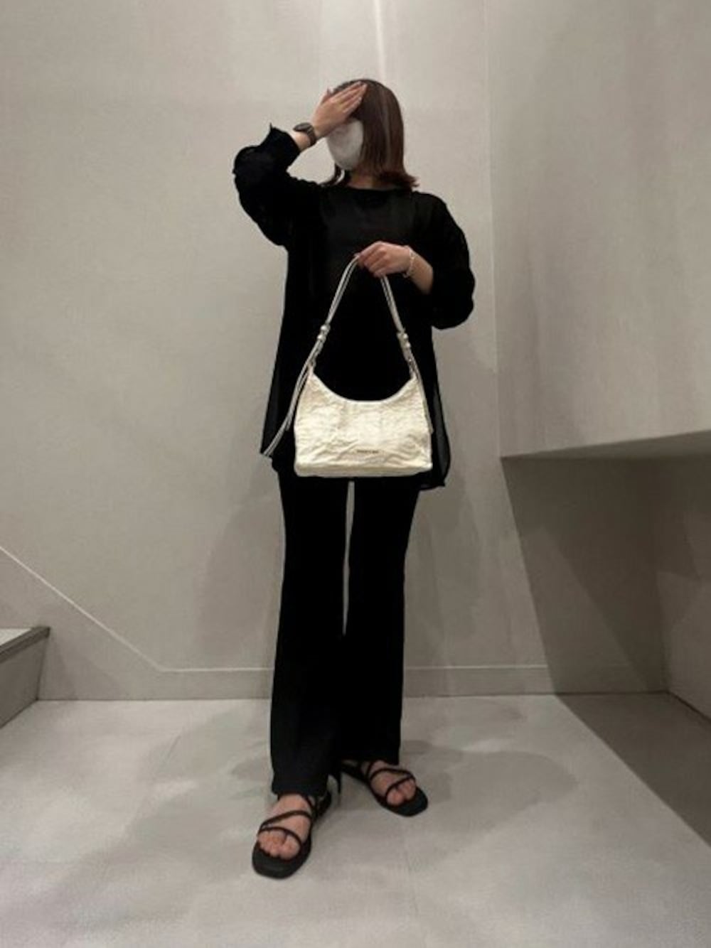 「CHARLES & KEITHのLarkラルククリンクルエフェクトホーボーバッグ（ショルダーバッグ、ベージュ系）」を使った、CHARLES & KEITHさん（レディース・160cm）の夏コーディネートの1枚目の写真