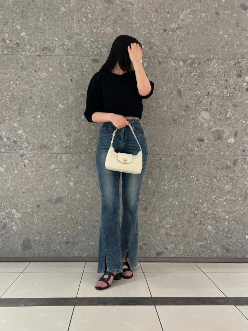 ベージュ系のショルダーバッグ、ブラック系のサンダルを着用したレディースの夏コーディネートの1枚目の写真