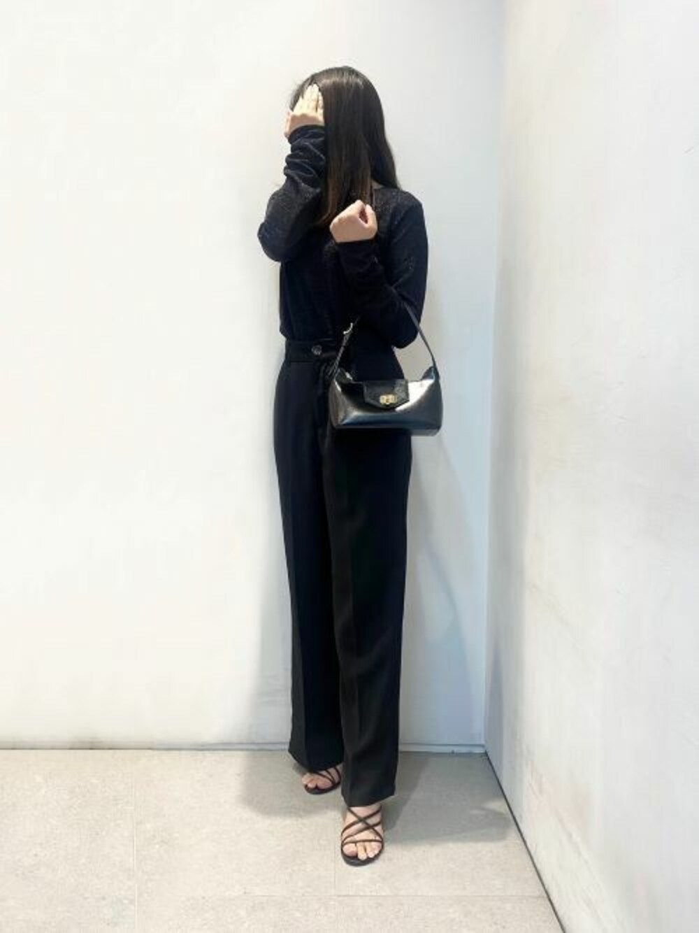 ブラック系のショルダーバッグを着用したレディースの夏コーディネートの1枚目の写真