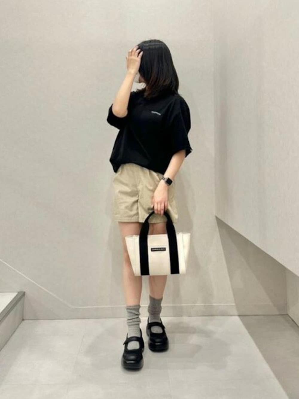 その他のトートバッグ、ブラック系のスニーカーを着用したレディースの夏コーディネートの1枚目の写真