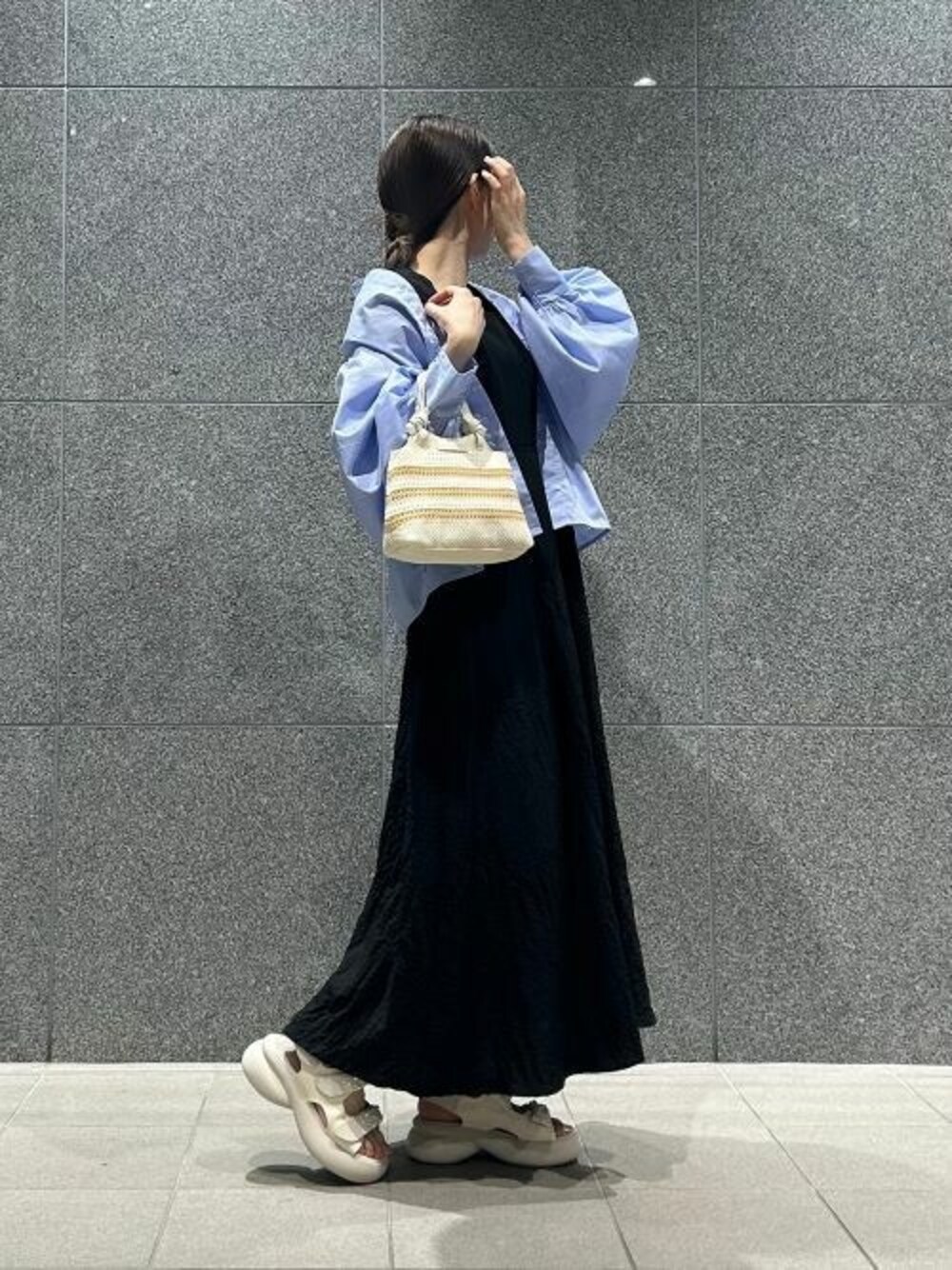 ホワイト系のサンダルを着用したレディースの夏コーディネートの1枚目の写真