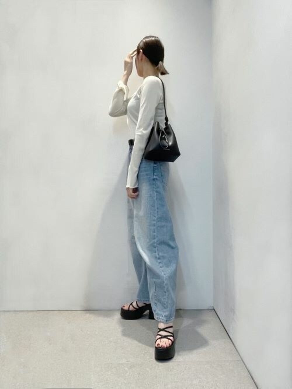 ブラック系のショルダーバッグ、ブラック系のサンダルを着用したレディースの夏コーディネートの1枚目の写真