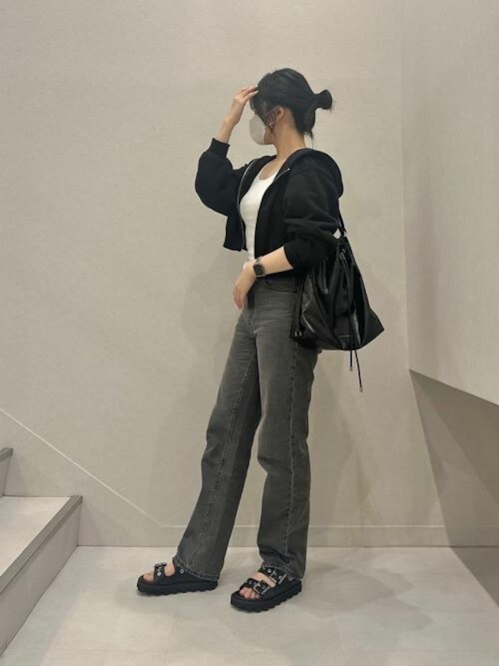 ブラック系のショルダーバッグ、ブラック系のサンダルを着用したレディースの夏コーディネートの1枚目の写真