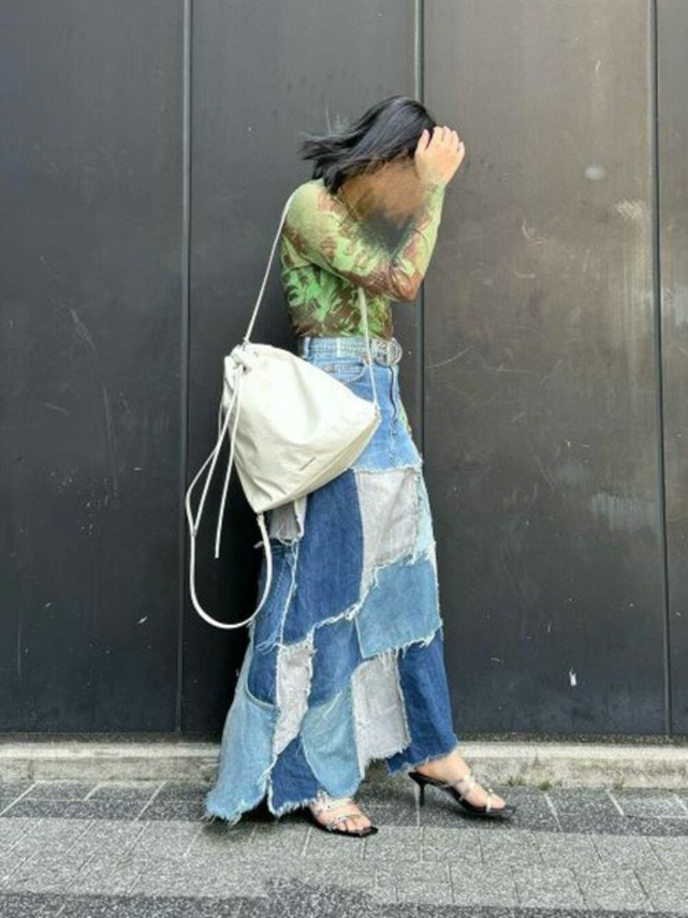 ベージュ系のショルダーバッグ、シルバー系のサンダルを着用したレディースの夏コーディネートの1枚目の写真