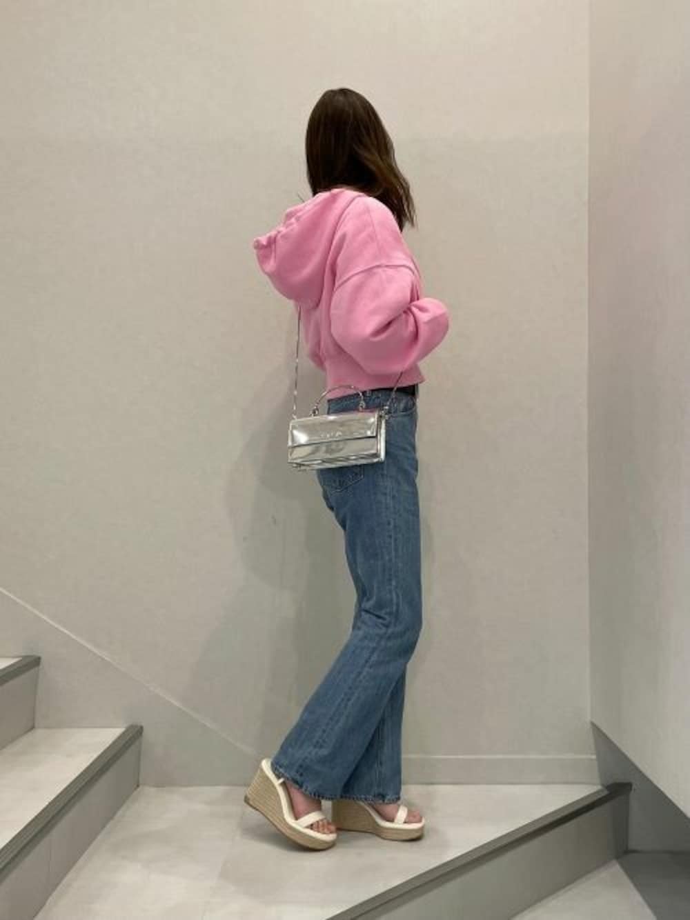 「CHARLES & KEITHのスカルプチュアハンドルロングウォレット（財布、シルバー系）」を使った、CHARLES & KEITHさん（レディース・160cm）の夏コーディネートの1枚目の写真