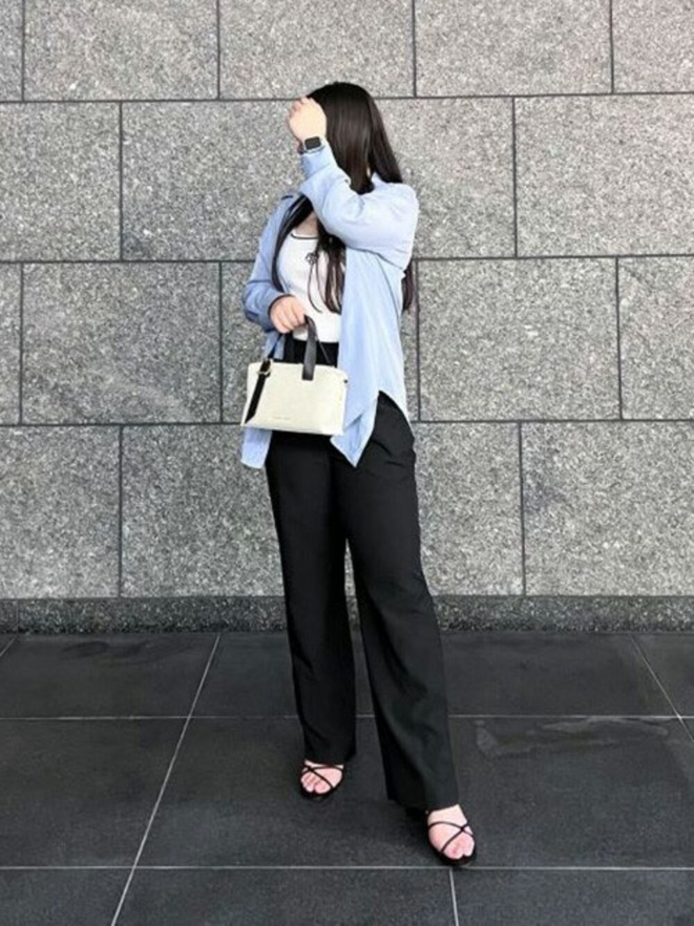 その他のトートバッグ、ブラック系のサンダルを着用したレディースの夏コーディネートの1枚目の写真