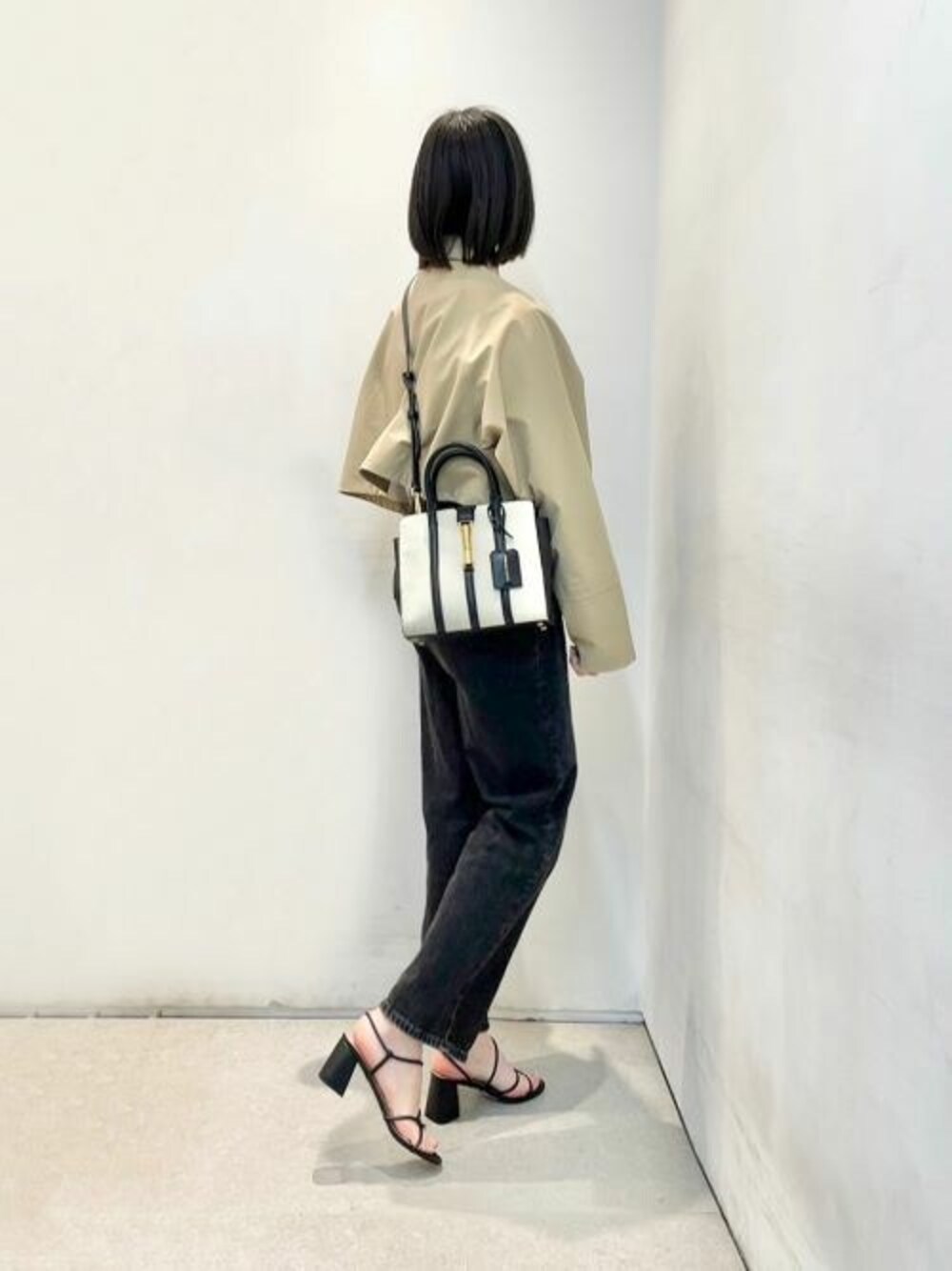 ブラック系のトートバッグ、ブラック系のサンダルを着用したレディースの夏コーディネートの1枚目の写真