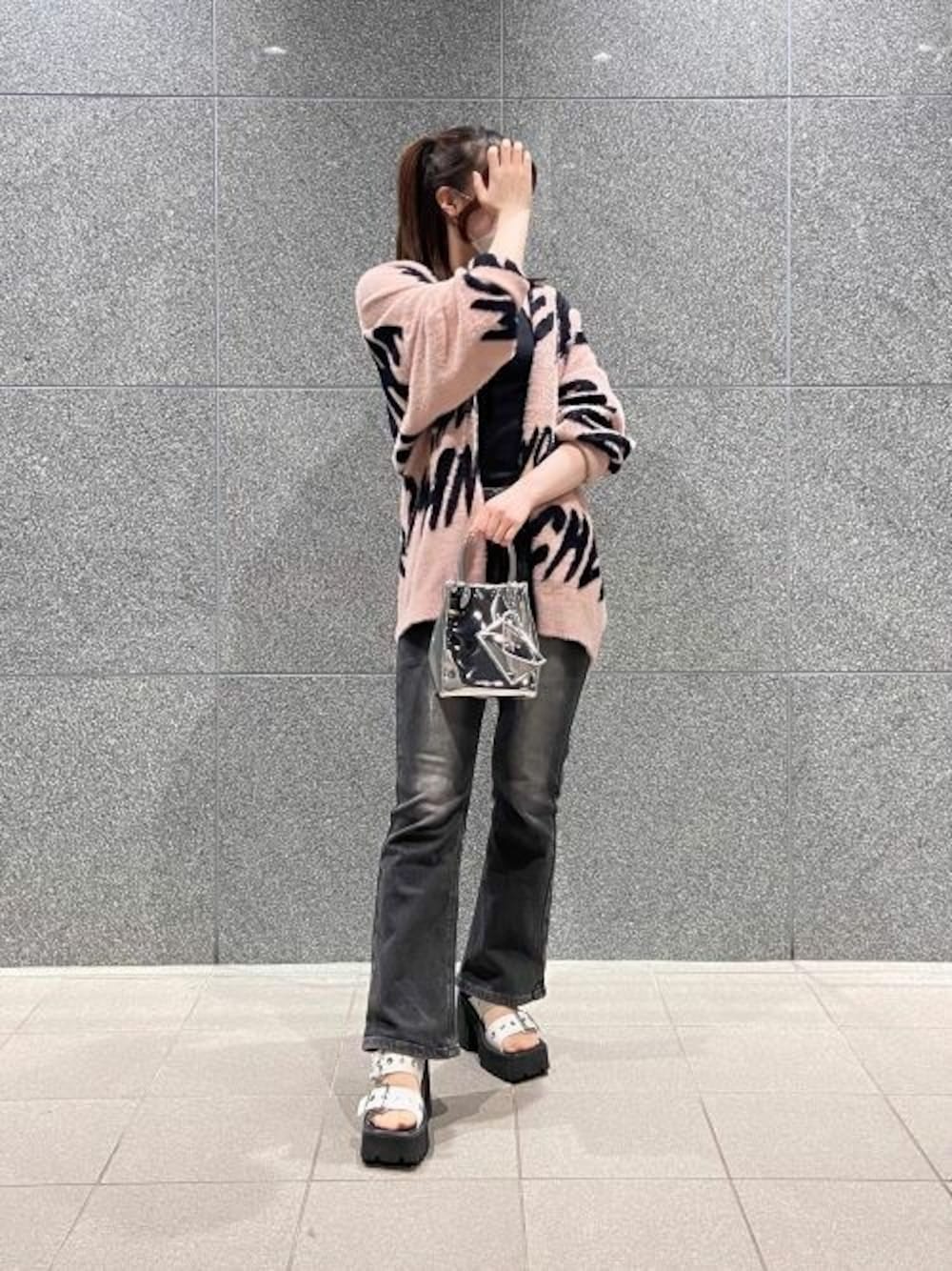 シルバー系のショルダーバッグ、ホワイト系のサンダルを着用したレディースの夏コーディネートの1枚目の写真