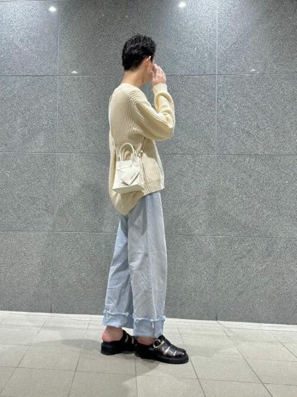 ベージュ系のショルダーバッグ、ブラック系のサンダルを着用したレディースの夏コーディネートの1枚目の写真