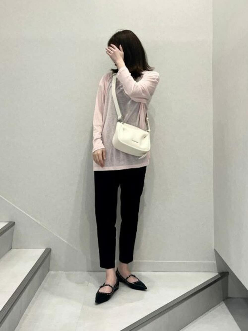 ベージュ系のショルダーバッグ、ブラック系のパンプスを着用したレディースの夏コーディネートの1枚目の写真