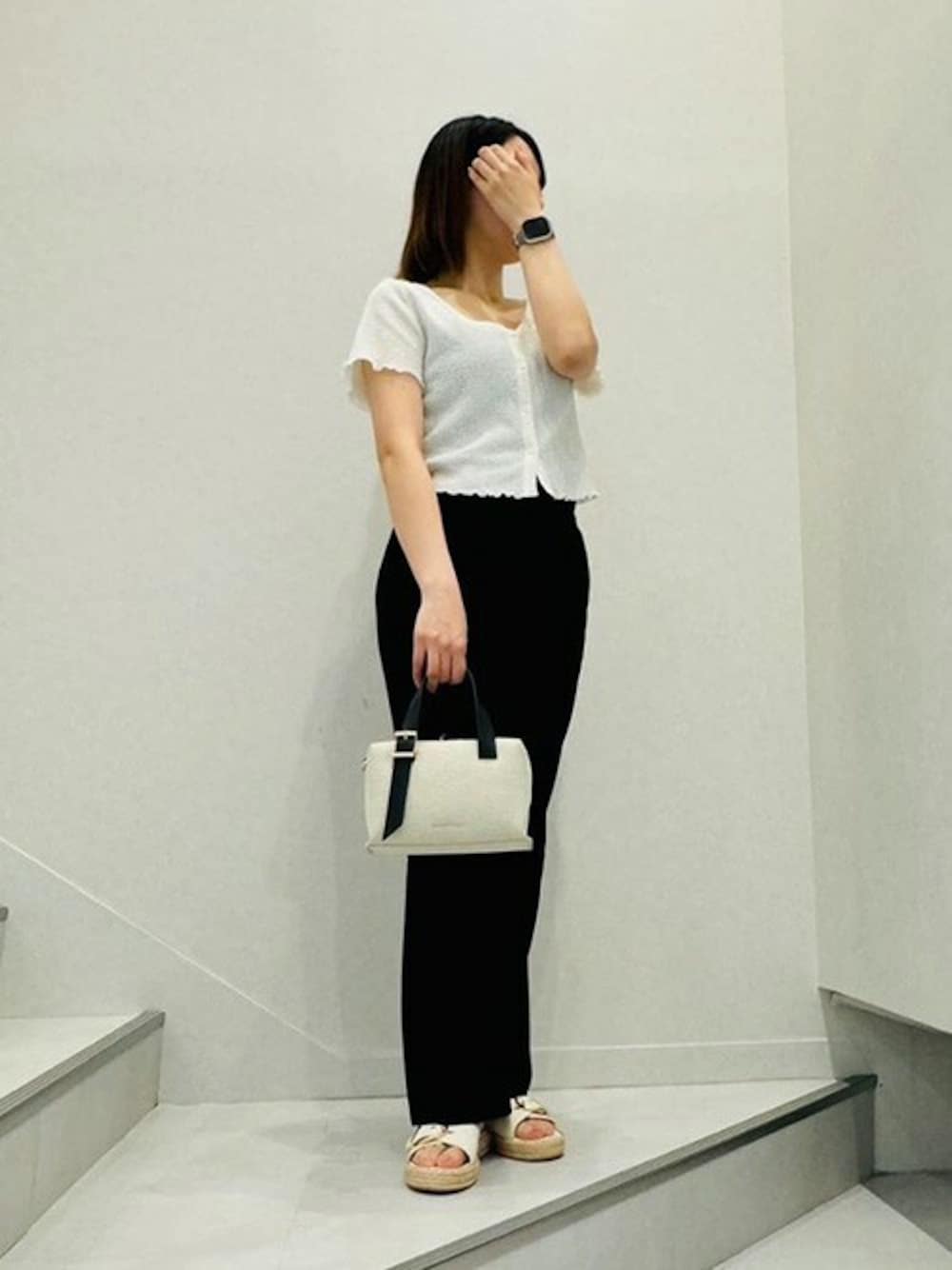 その他のトートバッグ、ベージュ系のサンダルを着用したレディースの夏コーディネートの1枚目の写真