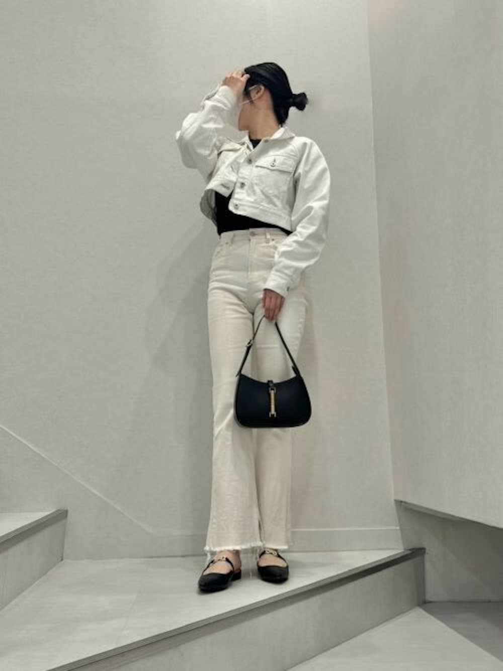 ブラック系のショルダーバッグ、ブラック系のパンプスを着用したレディースの夏コーディネートの1枚目の写真