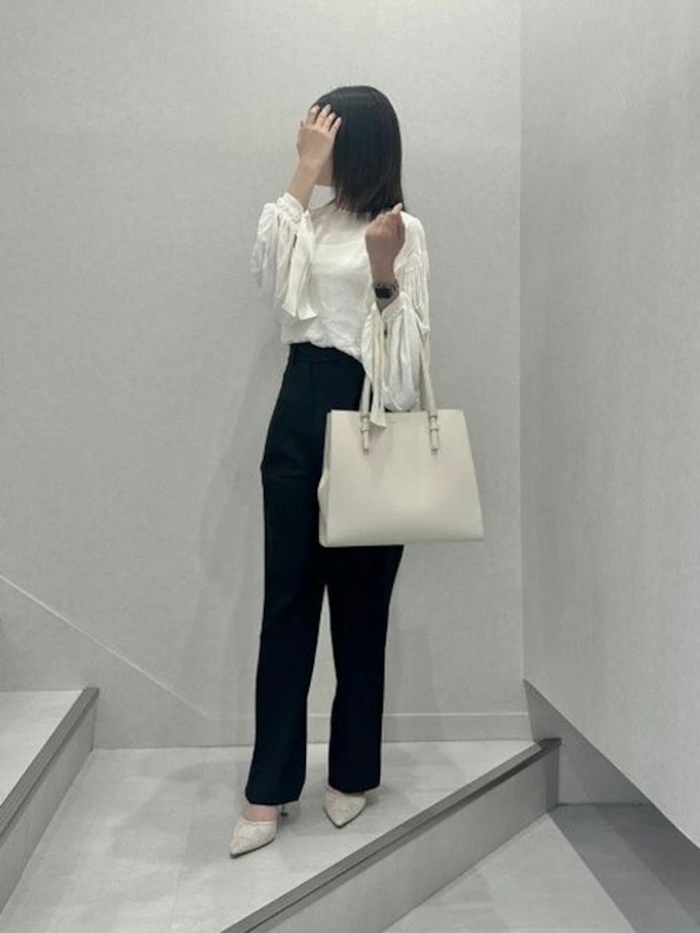 ベージュ系のトートバッグ、ベージュ系のパンプスを着用したレディースの夏コーディネートの1枚目の写真