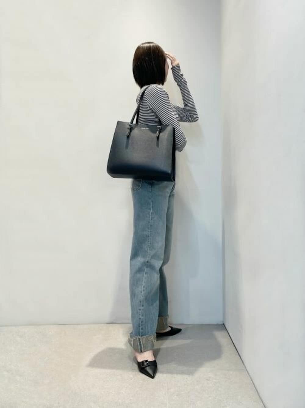 ブラック系のトートバッグ、ブラック系のパンプスを着用したレディースの夏コーディネートの1枚目の写真