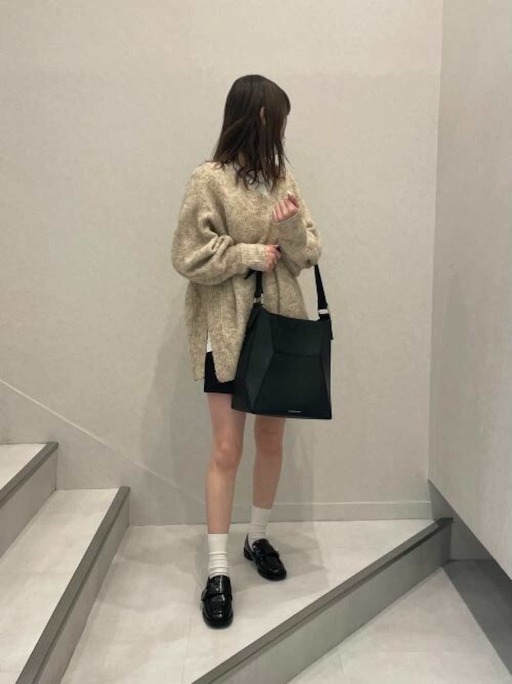 ブラック系のトートバッグ、ブラック系のローファーを着用したレディースの夏コーディネートの1枚目の写真