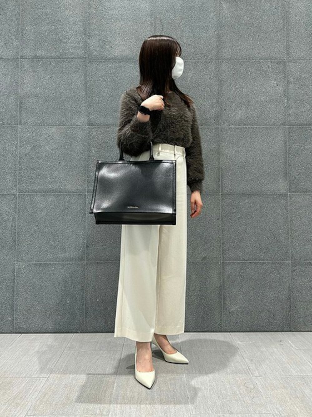 ブラック系のトートバッグ、ホワイト系のパンプスを着用したレディースの夏コーディネートの1枚目の写真