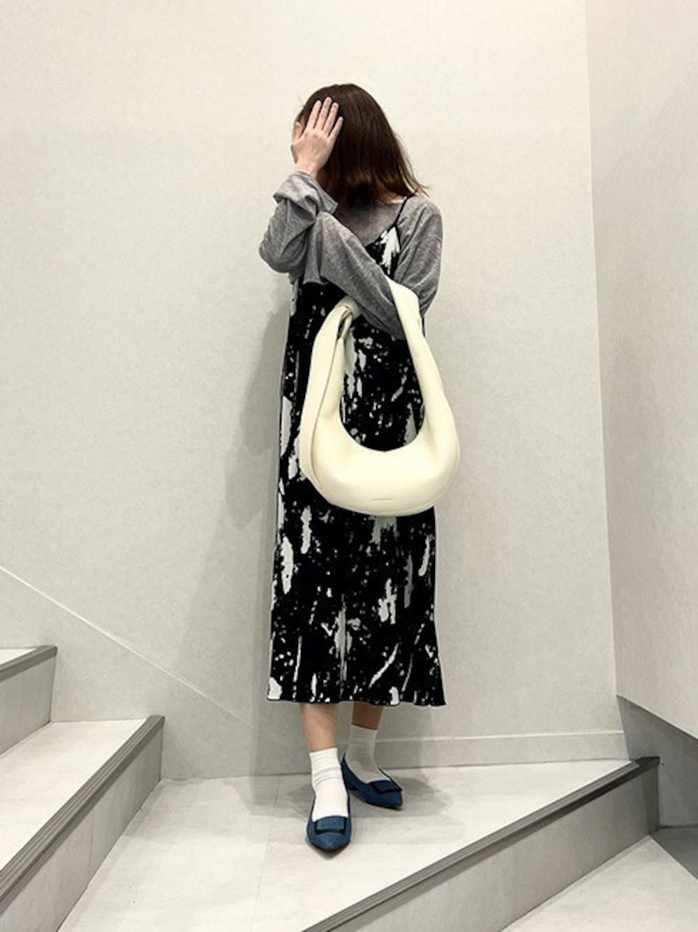 「CHARLES & KEITHのToni トニー ノットカーブホーボーバッグ（ショルダーバッグ、ホワイト系）」を使った、CHARLES & KEITHさん（レディース・160cm）の夏コーディネートの1枚目の写真