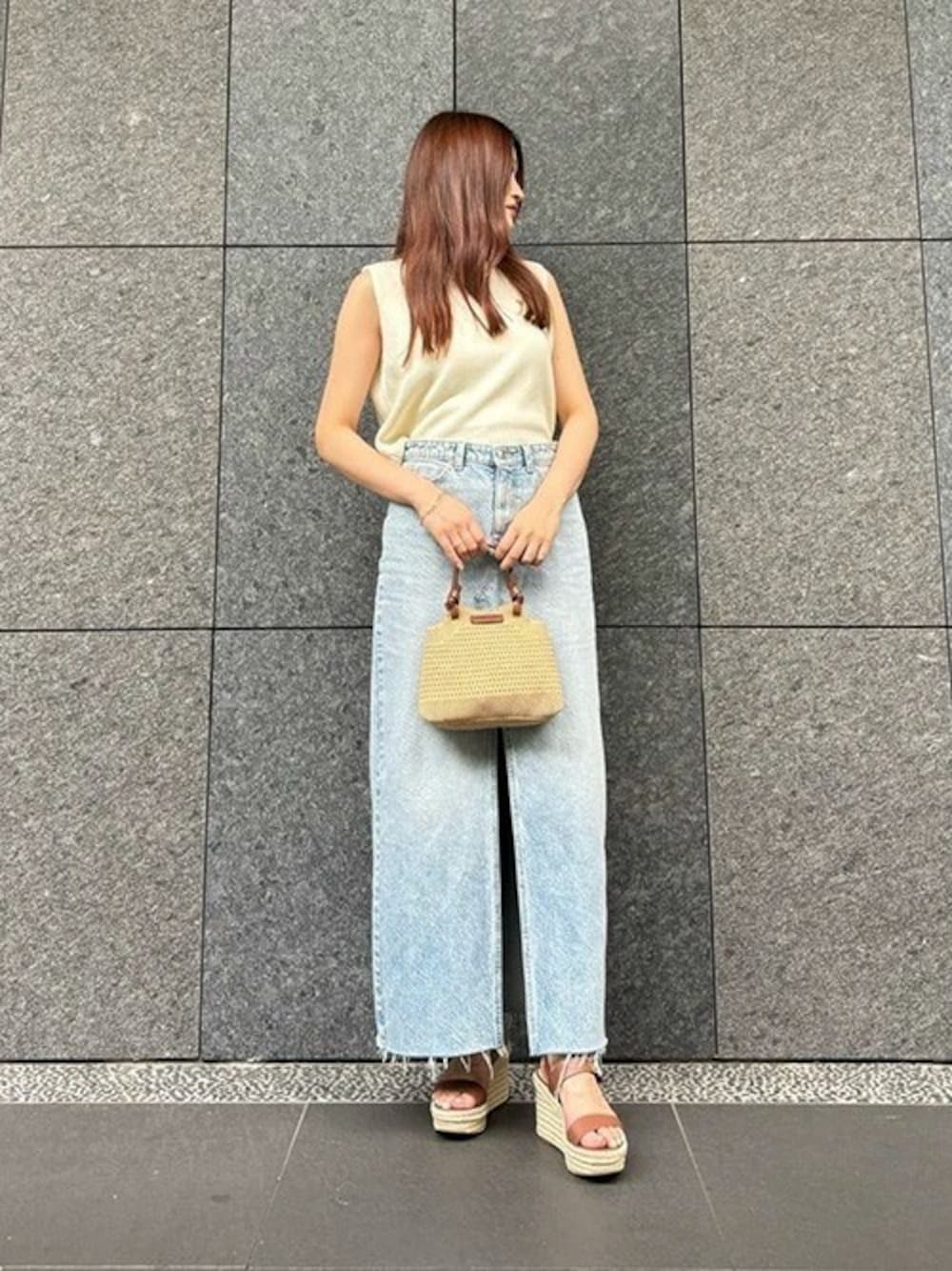 「CHARLES & KEITHのノットハンドル ニットトートバッグ（ショルダーバッグ、ベージュ系）」を使った、CHARLES & KEITHさん（レディース・160cm）の夏コーディネートの1枚目の写真