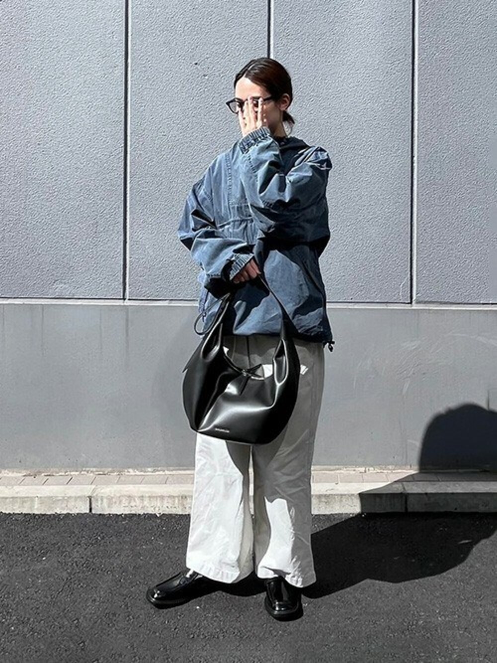 ブラック系のショルダーバッグを着用したレディースの夏コーディネートの1枚目の写真