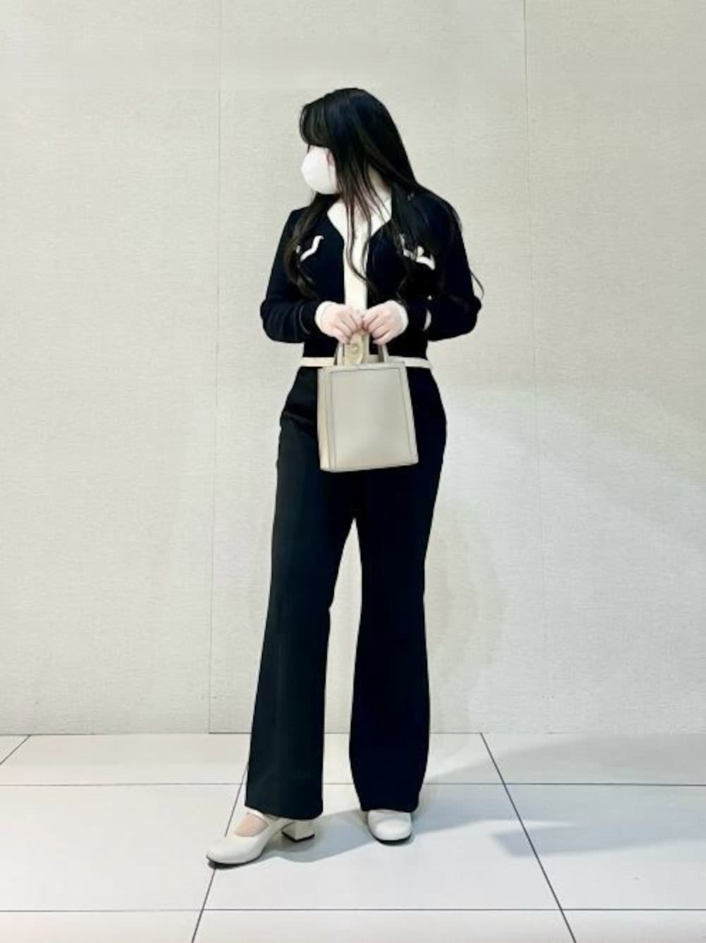 ベージュ系のトートバッグ、ホワイト系のパンプスを着用したレディースの夏コーディネートの1枚目の写真