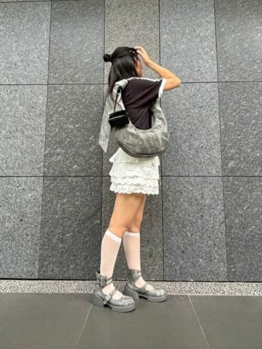 「CHARLES & KEITHのToni トニー デニムノットカーブホーボーバッグ（ショルダーバッグ、グレー系）」を使った、CHARLES & KEITHさん（レディース・160cm）の夏コーディネートの1枚目の写真